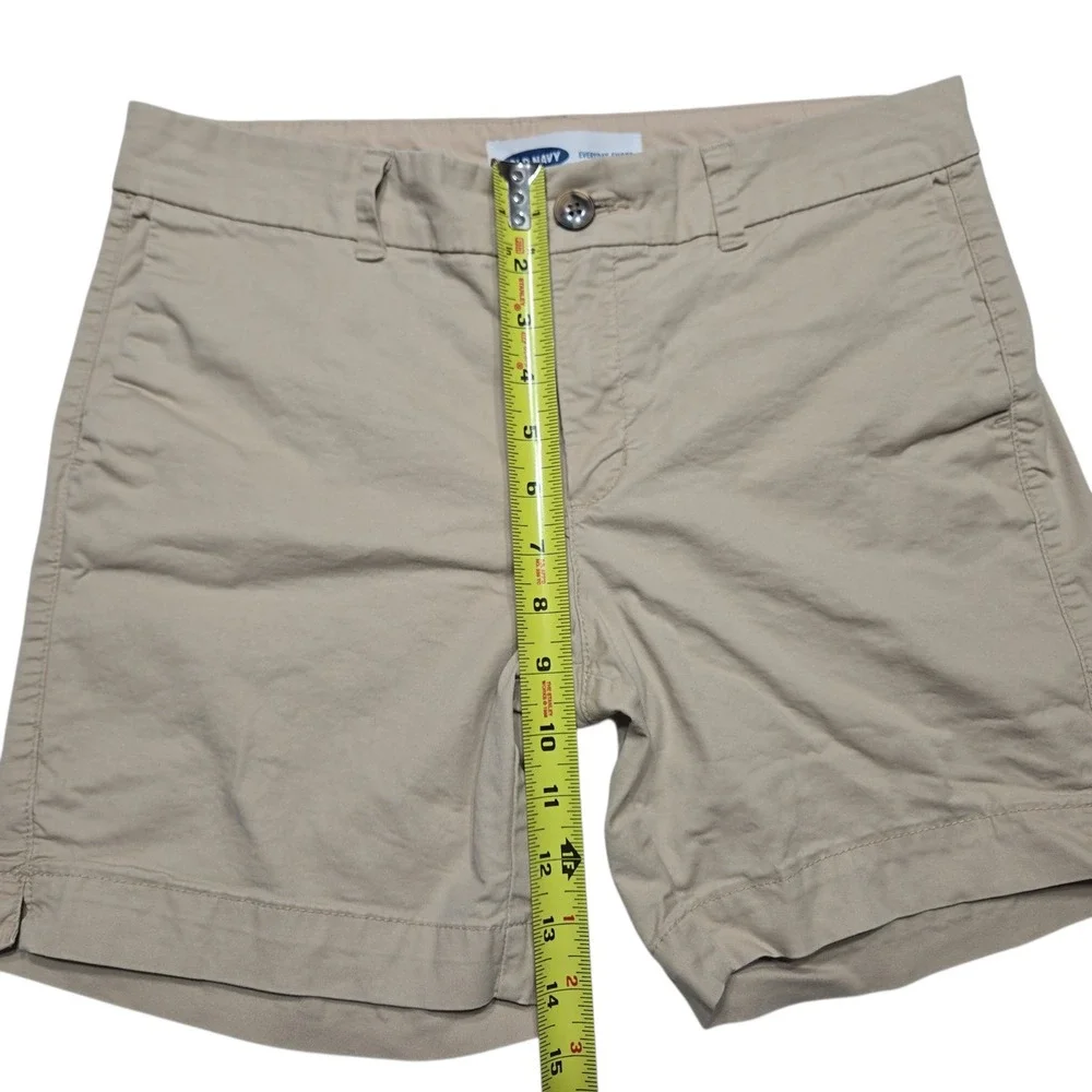 Old Navy Everyday Shorts Womens 4 Khaki Tan Chino Minimalist Coastal Summer